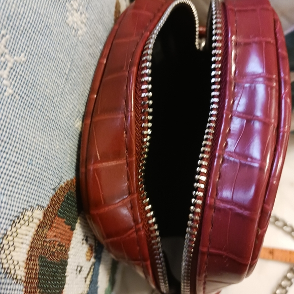 NWOT Red No Boundaries Crossbody Bag, Chain Strap, Zipper - Picture 4 of 9